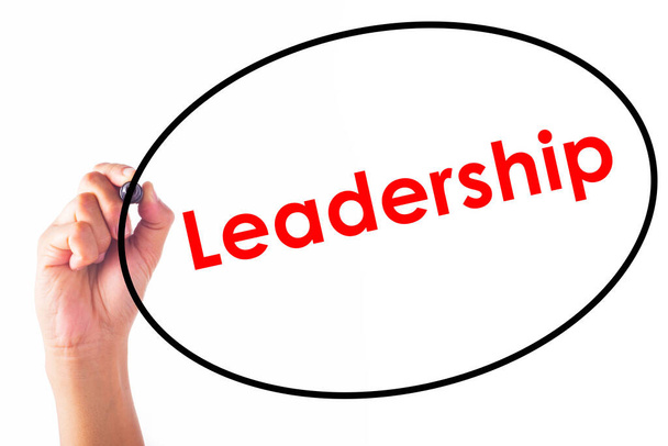 Empresario escribiendo Palabra de liderazgo con pluma. - Foto, Imagen