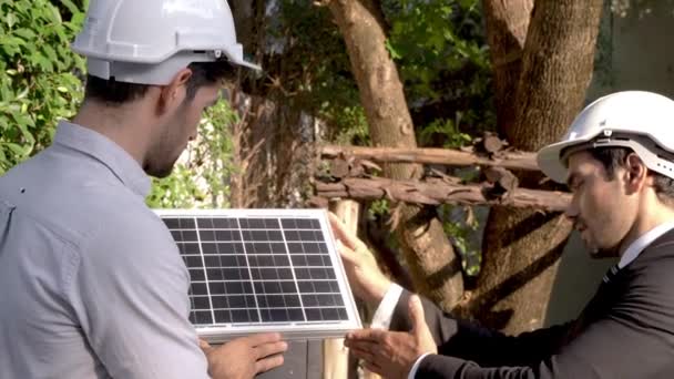 Insinöörit mies käyttää tehokkuutta Aurinkopaneeli käsite uusiutuvan energian Working. Asiantuntijat Koottu ulkona testaus aurinkosähkökennot moduuli. - Materiaali, video