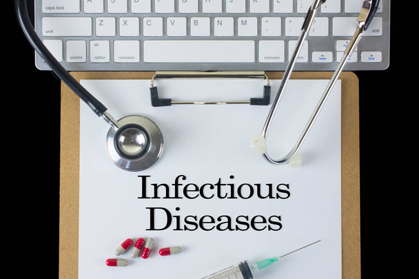 Medizinkonzept: Infektionskrankheiten mit Spritze, Stethoskop, Pillen und Tastatur - Foto, Bild