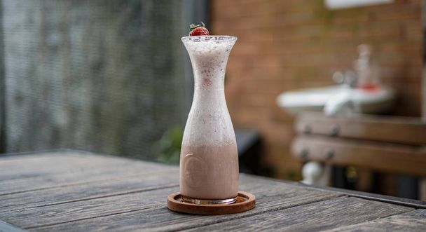 клубничный напиток на столе - Фото, изображение
