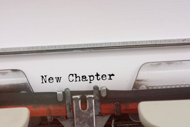 Neues Kapitelwort auf einer Oldtimer-Schreibmaschine. - Foto, Bild