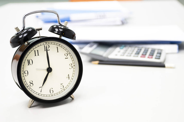 7 AM Zegar na biurku w biurze Czas biznesmena koncepcje pracy selektywny zegar - Zdjęcie, obraz