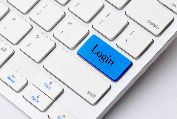 Close-up van de Login knop op het toetsenbord en hebben blauwe kleur knop isoleren - Foto, afbeelding