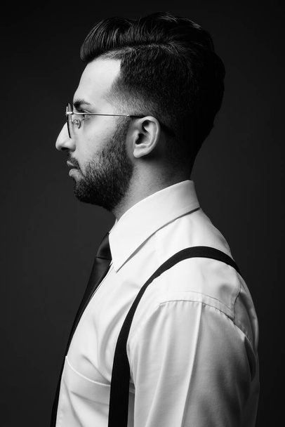 Stúdió lövés fiatal jóképű szakállas iráni üzletember barna háttér - Fotó, kép