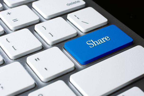 Compartir en teclado blanco - Foto, imagen