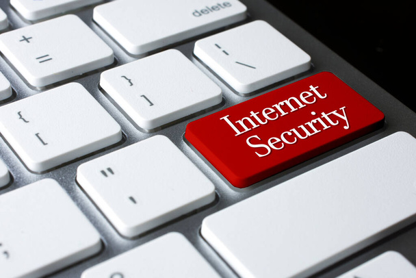 Internet Security auf roter Eingabetaste auf weißer Tastatur - Foto, Bild