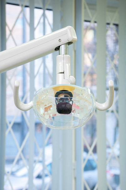 Стоматологическая лампа крупным планом в интерьере современной стоматологической клиники. - Фото, изображение
