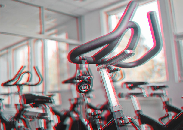  Cuffie appese a una cyclette a lezione di spinning - Foto, immagini