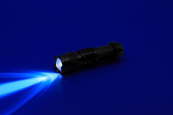 Mini lampe de poche UV LED. Rayon de lumière ultraviolette UV-365 nm. - Photo, image