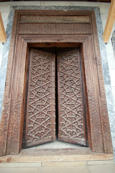 Staré a zdobené venkovní dveře - Fotografie, Obrázek