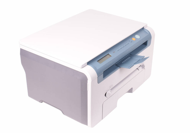 Multifunctionele kantoorprinter op witte achtergrond - Foto, afbeelding