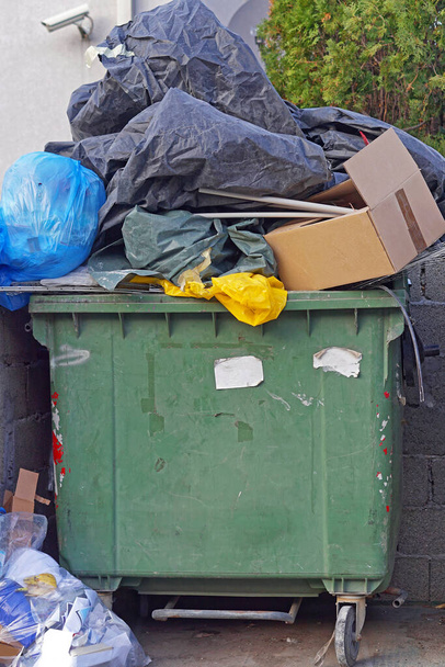 Çöp konteynırının aşırı yüklenmesi - Fotoğraf, Görsel