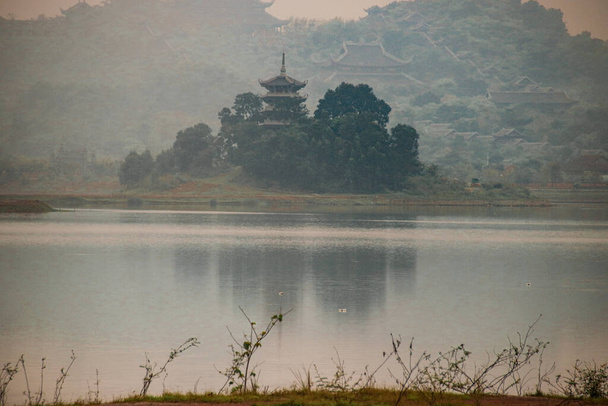 ホア・ルーの映画の風景古代の首都はニンビンの朝の霧に覆われています,ベトナム - 写真・画像
