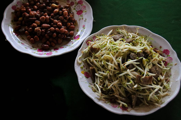 Proteinreiche vegetarische Mahlzeit aus gerösteten Erdnüssen und gebratenen Mungobohnensprossen mit Tofu als Teil einer ketogenen Ernährung - Foto, Bild