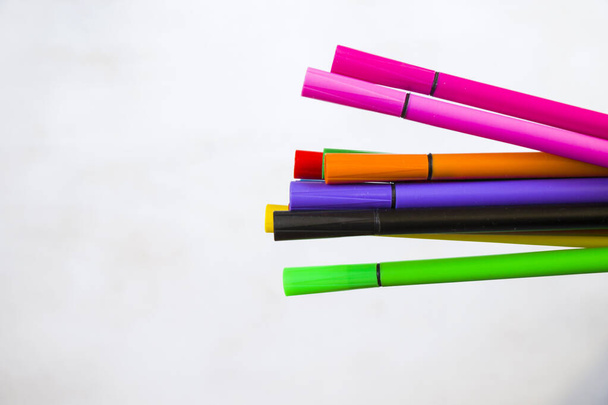 Gran grupo de marcadores de dibujo de colores para dibujar en el fondo blanco - Foto, imagen