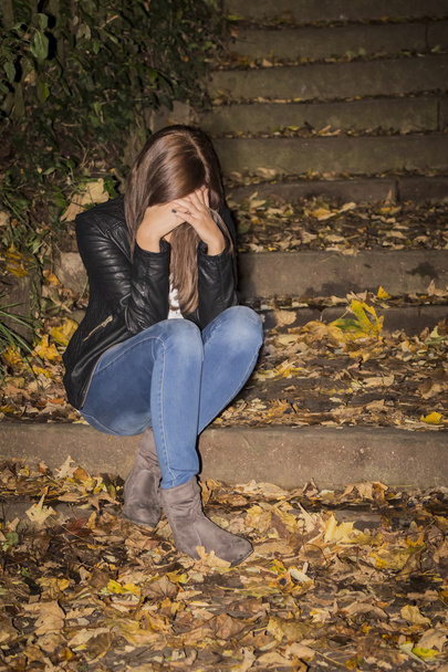 Печальная женщина с головной болью
 - Фото, изображение
