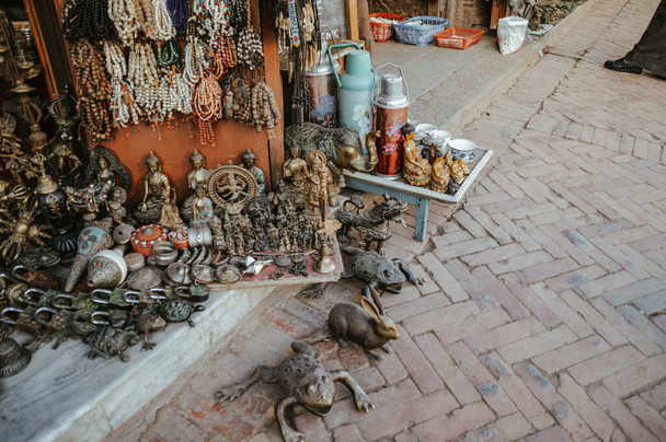 Surtidos de recuerdos turísticos vendidos en un puesto callejero en Pokhara, Nepal - Foto, Imagen