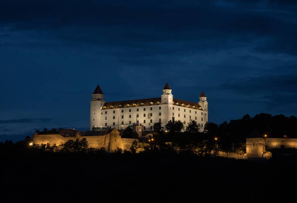 Éclairage gothique Renaissance baroque médiéval château de Bratislava forteresse de Bratislavsky hrad pendant l'heure bleue - Photo, image