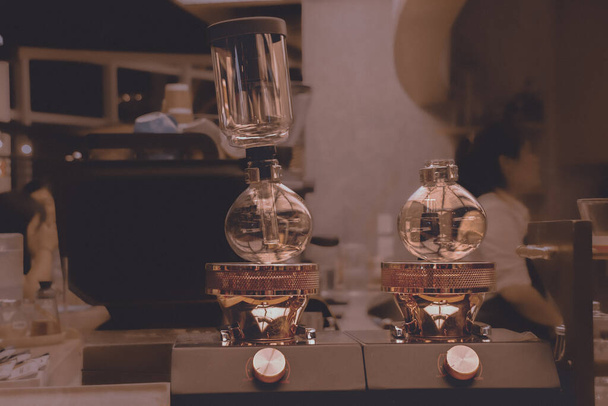  Ekspres do kawy z syfonem lub próżniowy browar do kawy wykorzystujący prężność pary w specjalistycznej kawiarni - Zdjęcie, obraz