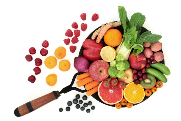 Φρούτα & λαχανικά πλούσια σε αντιοξειδωτικά που εξουδετερώνουν τις ελεύθερες ρίζες επίσης με υψηλή περιεκτικότητα σε φυτικές ίνες, ανθοκυανίνες, καροτενοειδή, λυκοπένιο, βιταμίνες & ανόργανα συστατικά. Ανοσοποιητικό ενίσχυση έννοια υγιεινής διατροφής.  - Φωτογραφία, εικόνα
