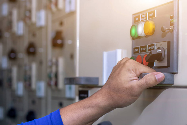 電気制御パネルの人々のキースイッチ選択モードの手は、産業機械や産業の工場設備を動作させるためのスイッチボタンが含まれています - 写真・画像