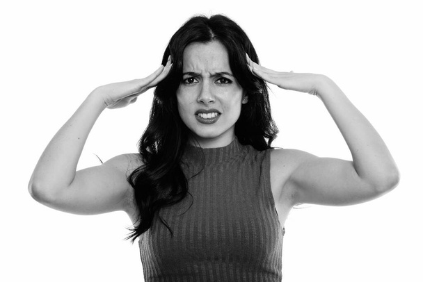 Studioaufnahme einer gestressten jungen Spanierin mit Kopfschmerzen - Foto, Bild