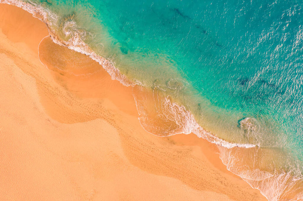 Vue aérienne du haut vers le bas de la belle côte de l'océan Atlantique avec une eau turquoise cristalline et une plage de sable - Photo, image