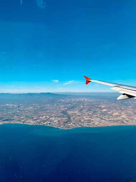 Повітряний вид на узбережжя Кіпру над Середземним морем на Близькому Сході. Чудовий вигляд з вікна сидіння в економії відпустки політ - образ - Фото, зображення