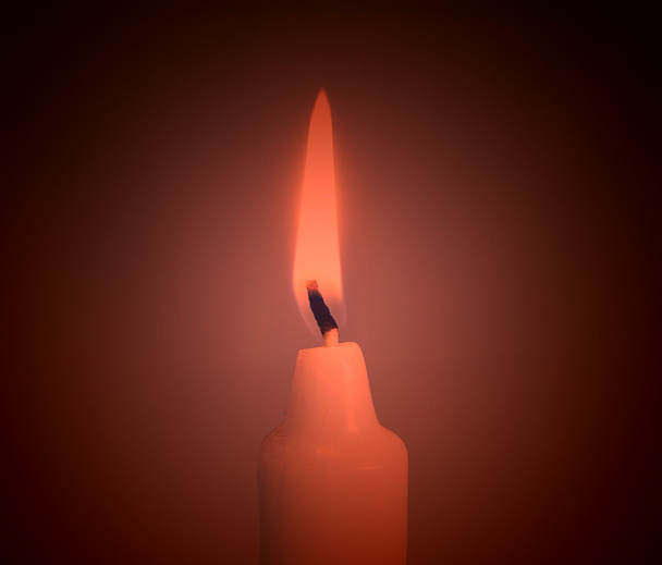 Uma única vela vermelha acesa
 - Foto, Imagem