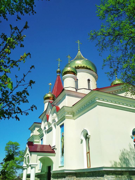 Orthodoxe Kirche mit leuchtenden Kuppeln an einem strahlenden Sommertag  - Foto, Bild