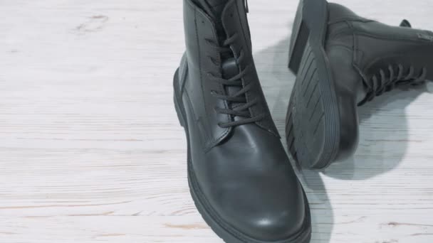 Drahé luxusní kožené boty pro muže na bílém dřevěném pozadí - Záběry, video