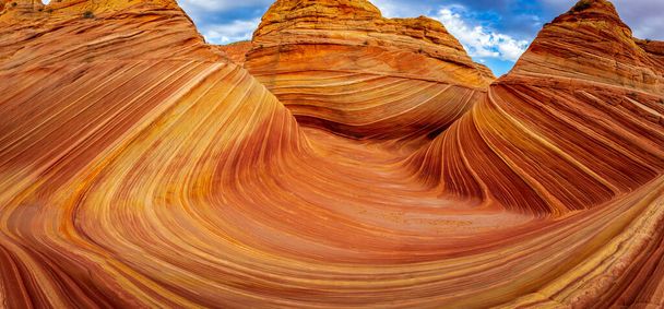 The Wave is een beroemde zandsteen rotsformatie gelegen in Coyote Buttes, Arizona, bekend om zijn kleurrijke, golvende vormen - Foto, afbeelding