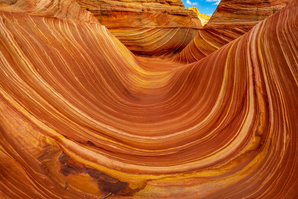 The Wave est une célèbre formation rocheuse de grès située à Coyote Buttes, Arizona, connue pour ses formes colorées et ondulées. - Photo, image