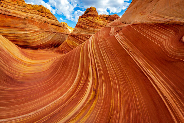 The Wave es una famosa formación de roca arenisca ubicada en Coyote Buttes, Arizona, conocida por sus formas coloridas y ondulantes. - Foto, Imagen