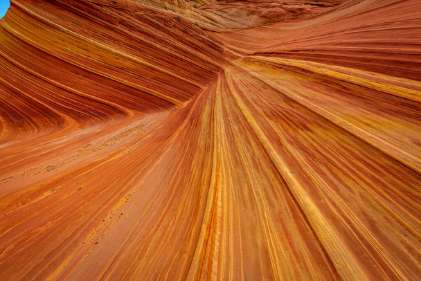 Dalga, Coyote Buttes, Arizona 'da bulunan ve rengarenk ve dalgalı şekilleriyle bilinen ünlü bir kum taşı formasyonudur. - Fotoğraf, Görsel