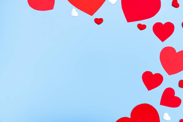 Fondo del Día de San Valentín. Corazones sobre fondo azul pastel. Concepto de San Valentín. Plano, vista superior, espacio para copiar - Foto, imagen