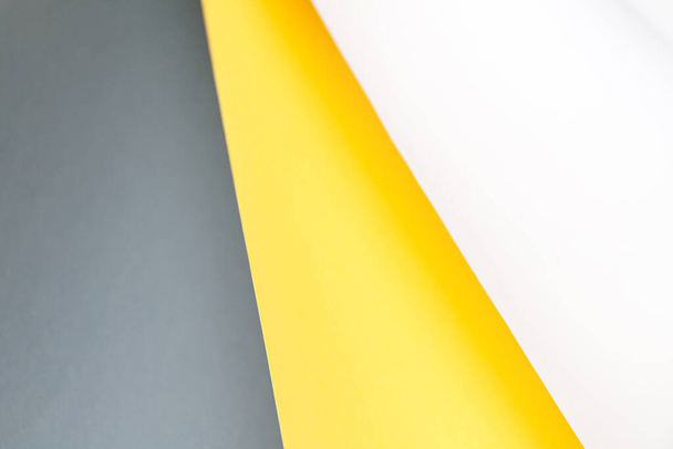 κοντινό πλάνο από κυλημένο κίτρινο χρωματιστό χαρτί για φόντο - Φωτογραφία, εικόνα