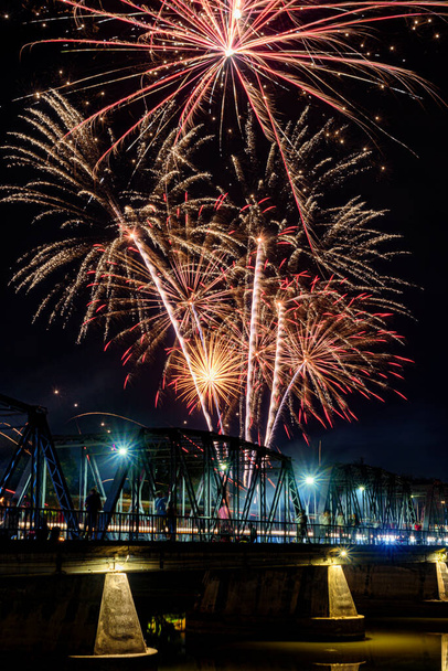 Fogos de artifício coloridos exibem sobre a ponte de ferro que celebração para a véspera de Ano Novo em Chiang Mai, Tailândia. - Foto, Imagem