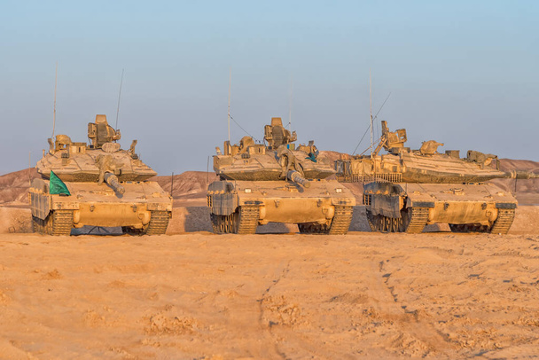 Tag der Unabhängigkeit in Israel. Die Streitkräfte öffnen einige ihrer Stützpunkte für die Öffentlichkeit. Panzer in der Wüste - Foto, Bild
