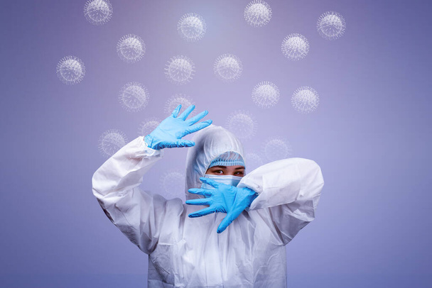 I medici che indossano maschere e guanti chirurgici stanno combattendo COVID-19. - Foto, immagini