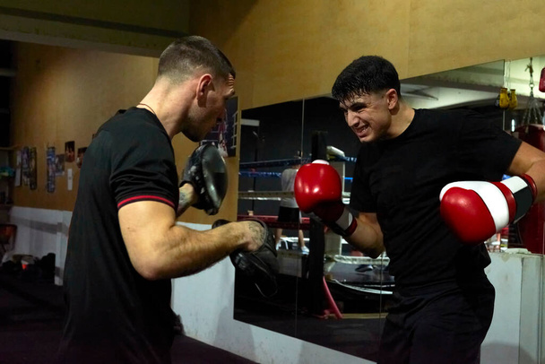 Entschlossene männliche Boxer üben im Fitnessstudio - Foto, Bild