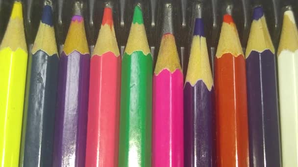 Vue rapprochée de crayons multicolores de couleur vive - Séquence, vidéo