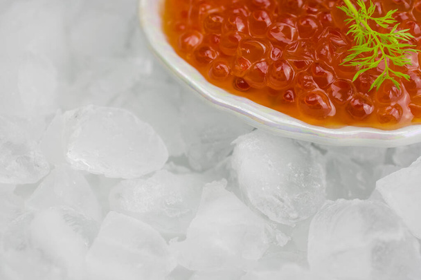 Caviar vermelho fresco em bawl no gelo - Foto, Imagem