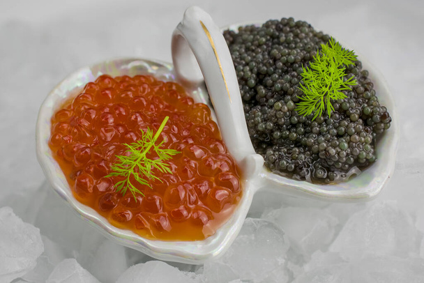 Caviar vermelho e preto fresco em bawl no gelo - Foto, Imagem