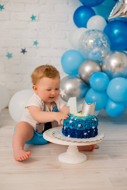 Boy eating first smash cake - Foto, imagen