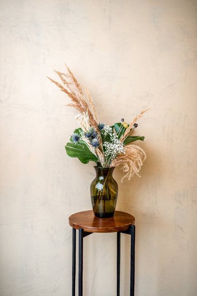 Cam bir vazodaki çiçek ve bitkilerin bileşimi - Fotoğraf, Görsel