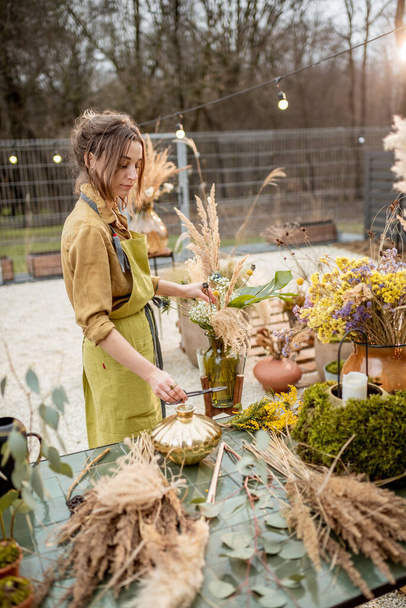 Woman making floral compositions - Фото, изображение