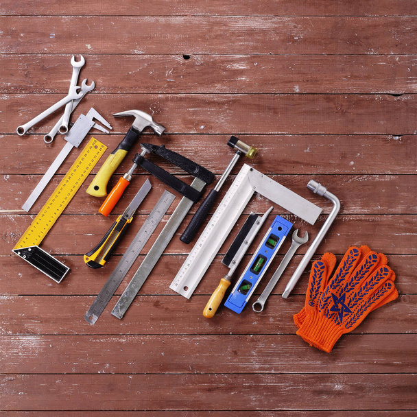 Top view ferramentas de construção e reparação conjunto em um fundo de madeira - Foto, Imagem