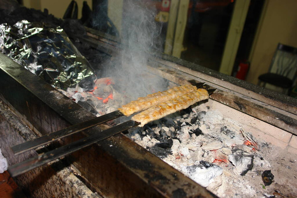  Kebab gotowania i składników. Ramka do kuchni arabskiej. Środkowo-wschodnia żywność.  - Zdjęcie, obraz
