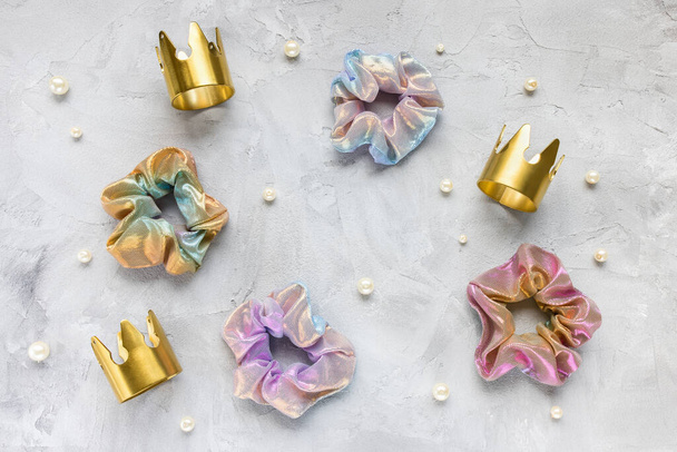 Quatre scrunchies tendance, couronnes dorées, perles - Photo, image